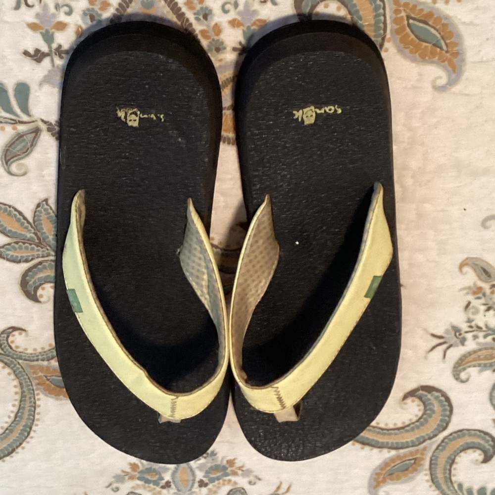 Sanuk Black and Yellow Sandals